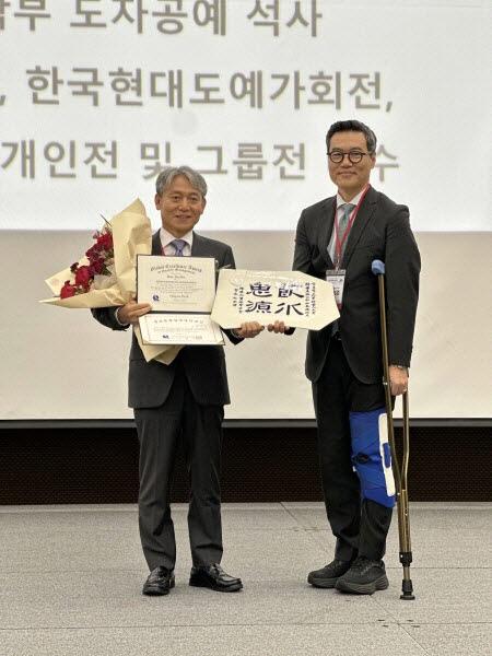 NSP통신-한국도로공사는 1일 경주 화백컨벤션센터에서 개최된 한국품질경영학회 추계학술대회에서 함진규 한국도로공사 사장이 글로벌품질경영인대상을 수상했다고 밝혔다. (사진 = 한국도로공사)