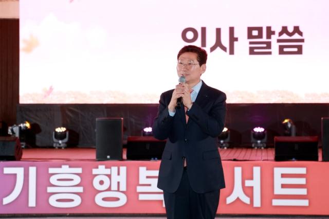 NSP통신-1일 기흥구 구갈동 강남근린공원에서 열린 기흥행복콘서트에서 이상일 시장이 축사를 하고 있다. (사진 = 용인특례시)