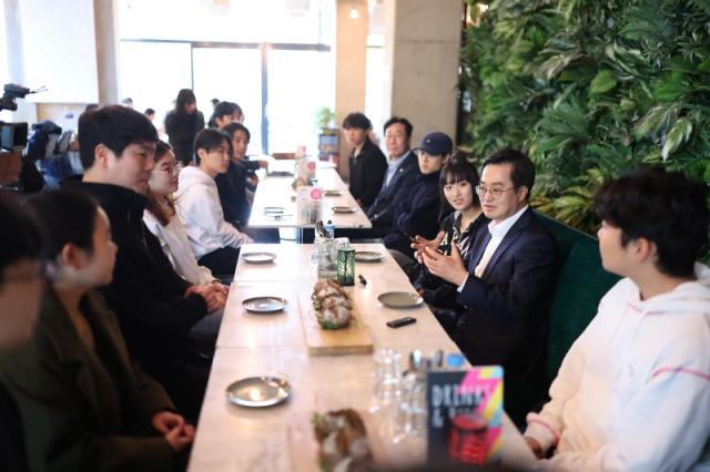 NSP통신-현지시각 지난달 30일 오전 네덜란드 아인트호벤공과대학에서 김동연 경기도지사가 아인트호벤 공대 한인 학생회를 만나 경험 공유 및 소통을 하고 있다. (사진 = 경기도)