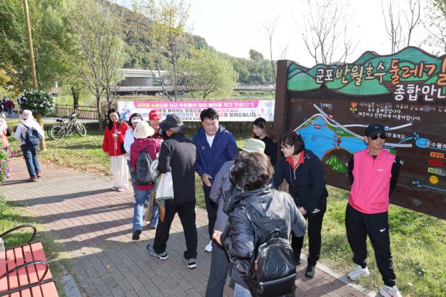 NSP통신-하은호 군포시장이 반월호수 걷기대잔치에 참여한 시민들과 악수를 나누고 있다. (사진 = 군포시)