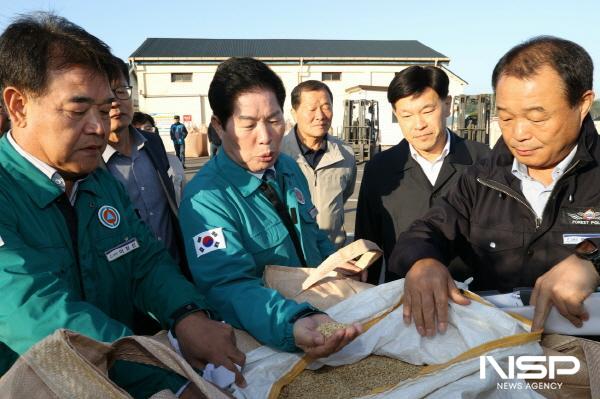 NSP통신-공영민 고흥군수(왼쪽 2번째)가 4일 공공비축미 수매 현장에서 톤백으로 출하된 2024년산 벼 작황을 살펴보고 있다 (사진 = 고흥군)