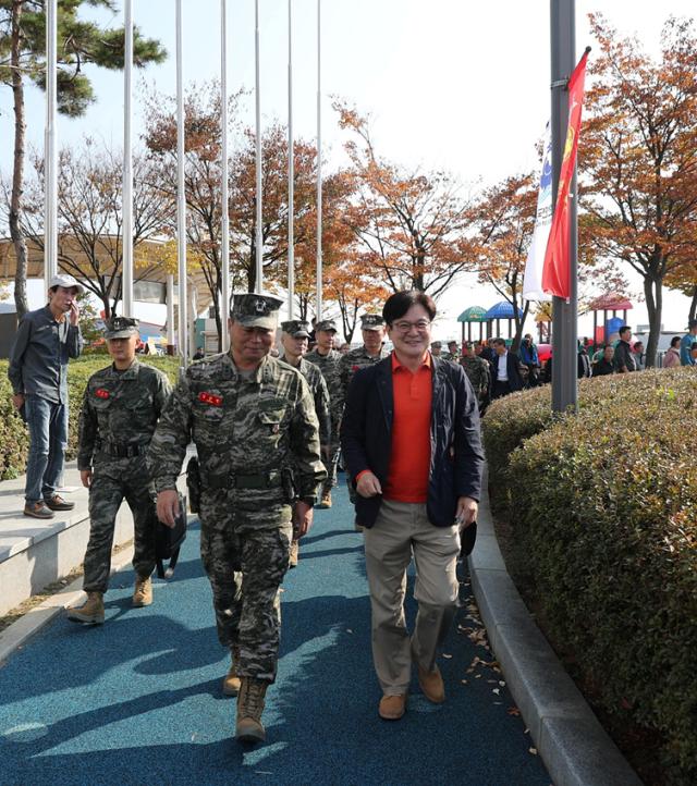 NSP통신-김병수 김포시장이 정종범 사단장과 함께 행사장을 둘러보고 있는 모습. (사진 = 김포시)