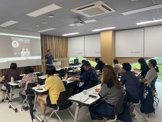 NSP통신-시민들이 인문학 강연을 수강하는 모습. (사진 = 오산시)