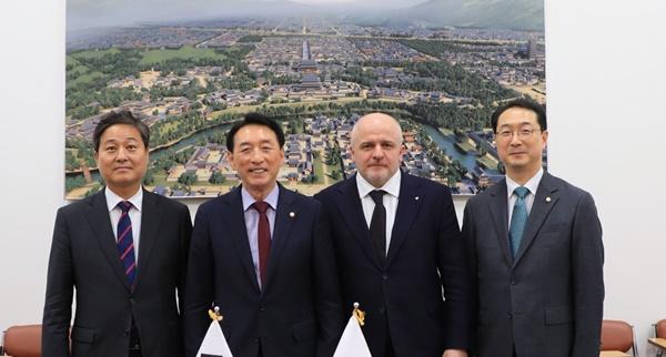 NSP통신-김석기 외교통일위원장·파베우 코발 폴란드 하원 외교위원장 면담 기념사진 (사진 = 국회 외통위)