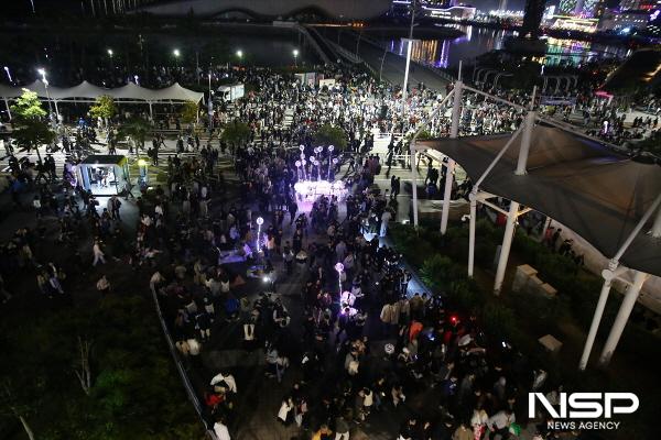 NSP통신-여수밤바다불꽃축제가 열린 여수세계박람회장은 찾은 관람객 (사진 = 여수시)