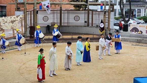 NSP통신-국가무형유산 하회별신굿탈놀이보존회 산하 하회별신굿탈놀이 소년 아카데미가 인천시 수봉민속놀이마당에서 열린제10회 대한민국 청소년 탈춤축제 한마당에서 대상(국가유산청장상)을 수상했다. (사진 = 안동시)