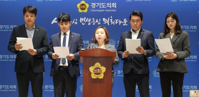 NSP통신-5일 경기도의회 더불어민주당이 기자회견을 통해 경기도의회 국민의힘을 강력 규탄하는 성명서를 발표하고 있다. (사진 = 경기도의회 더불어민주당)