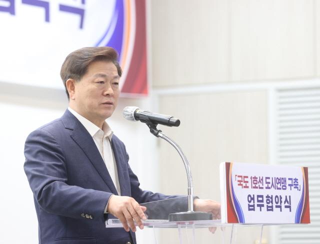 NSP통신-5일 오후 1시 고양시 소재 한국항공대학교 중소벤처육성지원센터에서 광명시를 비롯한 6개 지방정부가 지속 가능한 도시 발전을 위한 국도1호선 도시연맹 구축 업무협약을 체결했다. 사진은 발표하는 박승원 광명시장 모습. (사진 = 광명시)