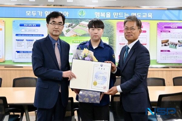 NSP통신-장정교 대구경북지방병무청장은 5일 사립특수학교인 포항명도학교를 방문해 김재규 학교장과 환담하고 사회복무요원들을 만나 격려했다. (사진 = 대구경북지방병무청)