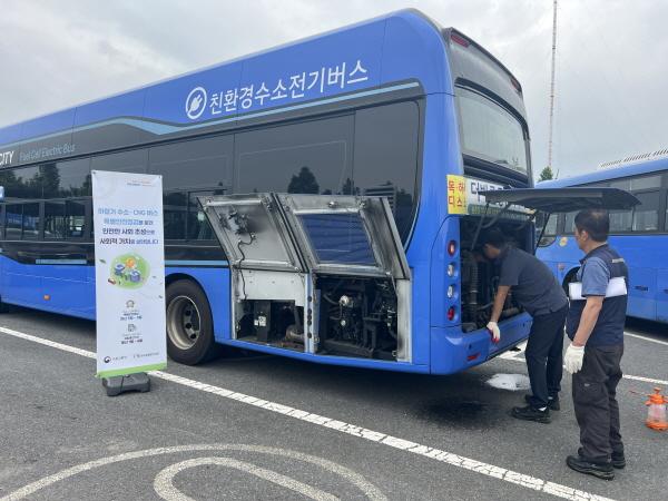 NSP통신-한국교통안전공단 직원이 수소 버스 점검을 하고 있는 모습 (사진 = 한국교통안전공단)