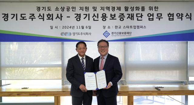 NSP통신-6일 판교 스타트업캠퍼스에서 진행된 경기도주식회사와 경기신보 간 경기도 소상공인 지원 및 지역 경제 활성화를 위한 플랫폼 제휴·협업 추진 업무협약식에서 이재준 경기도주식회사 대표(왼쪽)와 시석중 경기신용보증재단 이사장이 협약 기념촬영을 하고 있다. (사진 = 경기도)