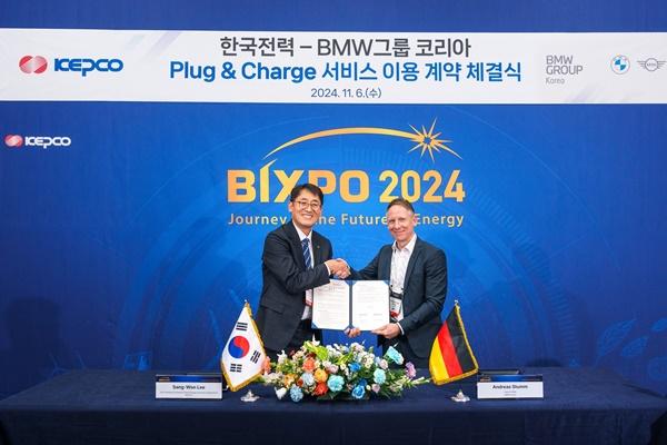 NSP통신-안드레아스 스툼 BMW 그룹 R&D 센터 코리아 총괄(오른쪽)과 이상원 한국전력 에너지신사업처장(왼쪽)이 PnC 충전 서비스 이용 계약 체결식에서 기념촬영을 하고 있다 (사진 = BMW 코리아)