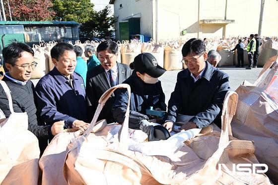 NSP통신-최훈식 군수(오른쪽 첫번째)가 2024년산 공공비축미 매입현장을 방문해 농업인들과 관계자를 격려하고 올해 수매 상황 점검 및 애로사항을 청취했다. (사진 = 장수군)