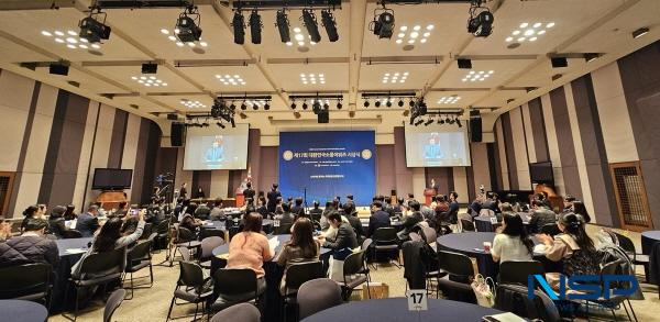 NSP통신-한국산업단지공단은 7일 개최된 제17회 대한민국소통어워즈 시상식에서 국민과의 적극적인 소통 노력을 인정받아 대한민국소통대상(준정부기관)과 소셜미디어대상(위탁집행형) 2개 부문에서 수상의 영예를 안았다. (사진 = 한국산업단지공단)