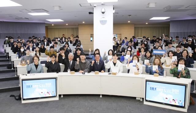 NSP통신-최대호 시장이 10월 30일 대림대학교 안양학 특강 후 참여 학생들과 기념촬영을 하고 있다. (사진 = 안양시)