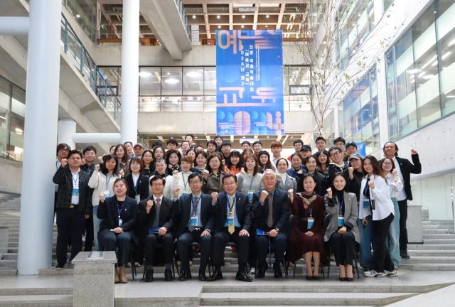 NSP통신-안양대학교 제2회 한중 국제학술대회 단체 기념촬영 모습. (사진 = 안양대학교)