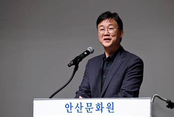 NSP통신-제1회 안산문화원의 날 기념식에서 이민근 안산시장이 인사말을 하고 있다. (사진 = 안산시)