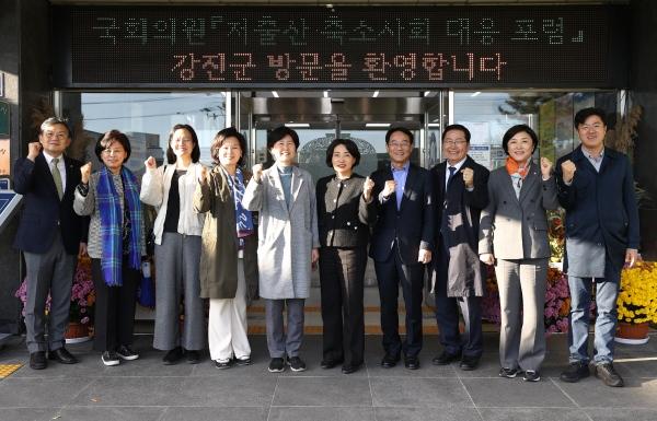 NSP통신-국회 저출생·축소사회 대응 포럼 소속 국회의원들이 지난 7일 강진군청에서 강진원 강진군수와의 정책간담회가 끝난 뒤 군청 현관에서 기념사진을 찍고 있다. (사진 = 강진군)