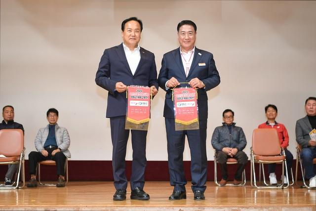 -9일 이권재 오산시장왼쪽과 정영철 영동군수가 체육 교류전에서 기념촬영을 하는 모습 사진 오산시