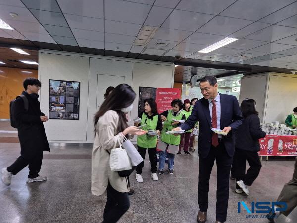 NSP통신-대구광역시는 농업인의 날을 맞이해 쌀 소비 촉진의 일환으로 한국부인회 대구시지부와 공동으로 11일 오전 8시부터 지하철 중앙로역에서 시민들을 대상으로 우리쌀로 만든 가래떡을 나누어 주는 행사를 추진했다. (사진 = 대구광역시)
