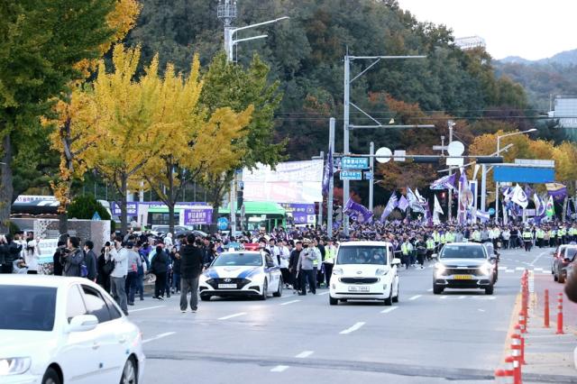 NSP통신-최대호 시장을 비롯한 FC안양 유병훈 감독과 코치진 및 선수들이 FC안양의 1부리그 승격을 기념에 안양종합운동장에서 시청까지 퍼레이드가 진행하며 시민들과 우승의 기쁨을 나누고 있다. (사진 = 안양시)