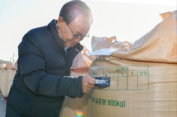 NSP통신-영주시 올해산 공공비축미·시장격리곡 건조벼 첫 매입, 박남서 시장 매입 현장 찾아 농업인·관계자 격려, 매입품종 일품·삼광, 품종검정 위반 시 5년간 수매대상 제외 (사진 = 영주시)