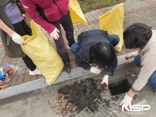 NSP통신-배수구 주변 낙엽 제거 (사진 = 광양시청)