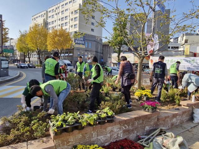 NSP통신-교동사거리에 녹색그늘 쉼터를 조성하고 있다. (사진 = 수원시)