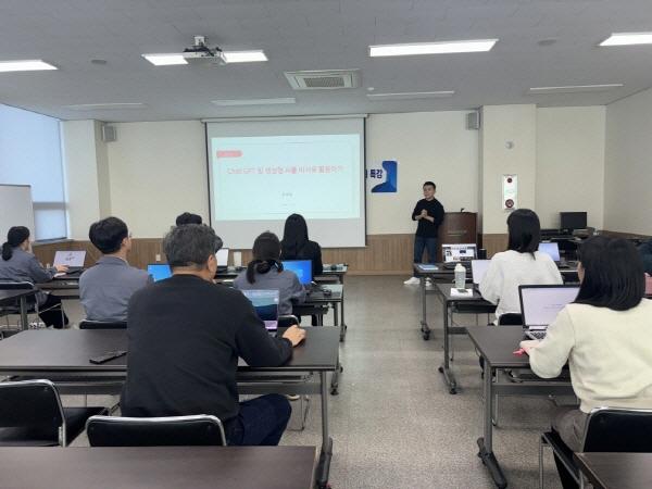 NSP통신-성주군은 12일 성주산업단지관리공단 내 위치한 신독 세미나실에서 성주형 U시티 프로젝트 인력양성사업의 일환으로 협약기업 재직자 대상 ChatGPT 및 생성형 AI를 업무 비서로 활용하기 특강이 실시됐다고 밝혔다. (사진 = 성주군)