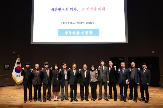 NSP통신-12일 오후 경기도청 다산홀에서 진행된 순국선열의 날 맞이 역사특강이 끝나고 김동연 도지사, 이종찬 광복회장, 관계자들이 기념촬영을 하고 있다. (사진 = 경기도)