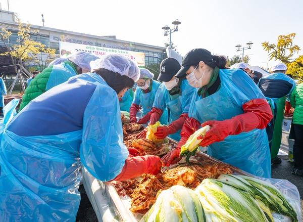 NSP통신-진교훈 강서구청장이 사랑의 김장 나눔 행사에 참여 하고 있다. (사진 = 강서구)