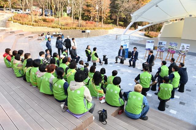 NSP통신-12일 조용익 부천시장이 벚꽃동산 야외무대에서 도당동 주민들과 대화하고 있다. (사진 = 부천시)