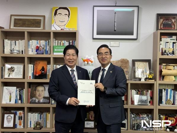 NSP통신-공영민 고흥군수(왼쪽)가 12일 국비확보를 위해 박홍근 의원(오른쪽)과 면담한 후 기념사진을 찍고 있다 (사진 = 고흥군)