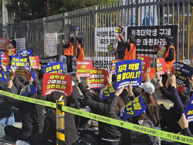 NSP통신-13일 보건복지부 세종청사 앞에서 원광디지털대학교와 대구사이버대학교가 30일 시행될 제13회 2급 언어재활사 국가시험에 원격대학 재학생 및 졸업생들의 응시 자격을 보장해 줄 것을 촉구하는 집회를 하고 있다. (사진 = 원광디지털대학교)