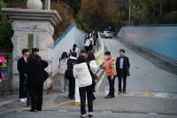 [NSP PHOTO]용인고 학부모-학원 교사들, 수능 결전의 날 수험생 포옹하며 응원