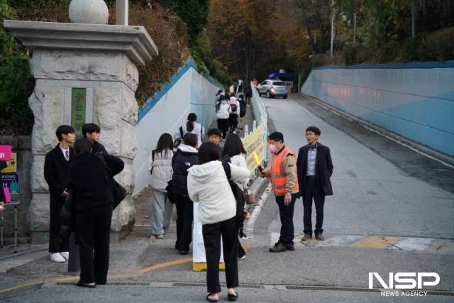 NSP통신-용인고등학교 선생님들이 정문 앞에서 수험생들로부터 수험표를 확인하고 있다. (사진 = 김병관 기자)