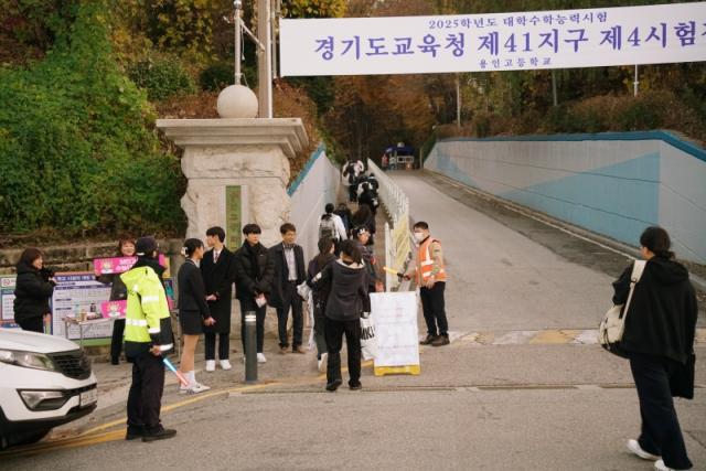 NSP통신-용인고등학교 정문 앞에서 선생님들이 수험생들로 부터 수험표를 확인해 통과 시키고 있다. (사진 = 김병관 기자)