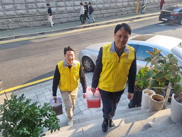 NSP통신-직접 담근 김장 김치를 배달하는 토요타 서초 딜러 사 HS효성토요타㈜ 박종철 대표이사(오른쪽), 한국토요타자동차 김동원 과장(왼쪽) (사진 = 토요타코리아)