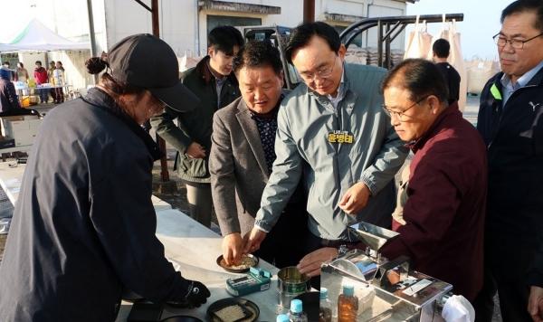 NSP통신-윤병태 나주시장이 세지, 왕곡면 공공비축미 매입현장을 방문해 농업인들과 대화하고 있다. (사진 = 나주시)