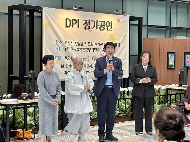 NSP통신-14일 배정수 화성시의회 의장(왼쪽 세번째)이 축사를 하고 있다. (사진 = 화성시의회)