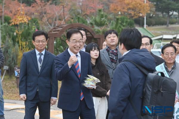 NSP통신-임종식 경상북도교육감은 14일 아침 7시 2025학년도 대학수학능력시험 제80(포항)지구 제1시험장인 포항고등학교를 찾아 긴장된 표정의 수험생들에게 따뜻한 격려와 응원의 말을 전했다. (사진 = 경상북도교육청)