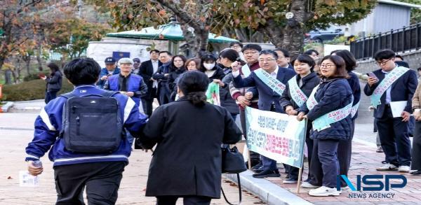 NSP통신-포항시 간부 공무원들은 2025학년도 대학수학능력시험이 치러진 14일 포항 내 12개 시험장을 찾아 수험생들과 학부모, 자원봉사자들을 격려했다. (사진 = 포항시)