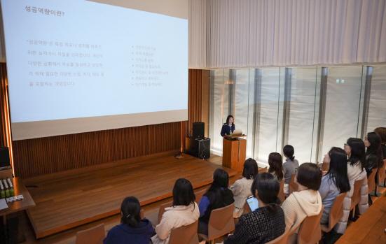 NSP통신-김근예지 남양유업 글로벌사업팀장이 강의를 진행하고 있다. (사진 = 남양유업 제공)