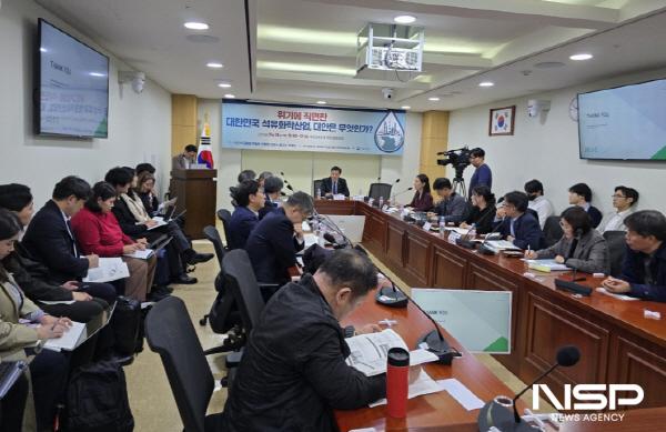 NSP통신-국회 의원회관에서 위기에 직면한 대한민국 석유화학산업, 대안은 무엇인가?라는 주제로 정책토론회가 열렸다. (사진 = 의원실)