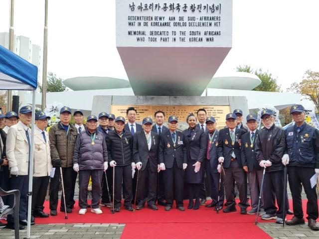 NSP통신-평택시 제74주년 남아프리카공화국 6 25 참전 추모기념식 개최 모습. (사진 = 평택시)