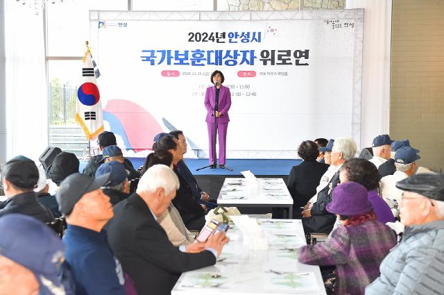 NSP통신-15일 도기동 소재 AW컨벤션센터에서 개최된 2024년 국가보훈대상자 위로연 행사에서 김보라 안성시장이 인사말을 하고 있다. (사진 = 안성시)