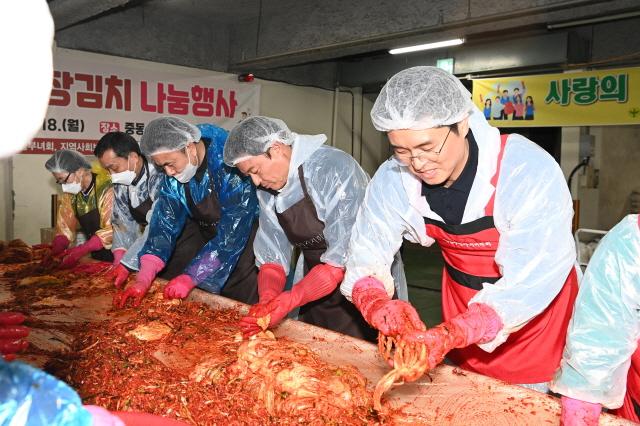 NSP통신-조용익 부천시장이 중동에서 열린 사랑의 김장김치 나눔 행사에 참여해 주민들과 함께 김장을 담그고 있다. (사진 = 부천시)