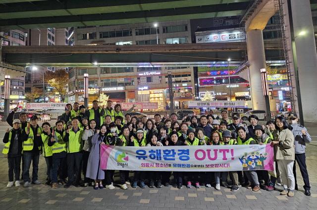 NSP통신-의왕시가 청소년 유해환경 합동단속 및 선도 캠페인을 실시한 가운데 관계자들이 기념촬영을 하고 있다. (사진 = 의왕시)