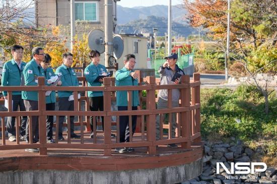 NSP통신-선소수문 앞 부유쓰레기 처리 건의 현장 방문 (사진 = 광양시청)