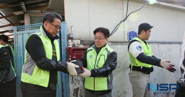 NSP통신-대구가톨릭대와 대구한의대는 19일 경산시 하양읍의 저소득 노인가구 두 곳을 방문해 연탄 나눔 봉사활동을 펼쳤다. (사진 = 대구가톨릭대학교)